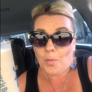 Meet your Posher, Laurie